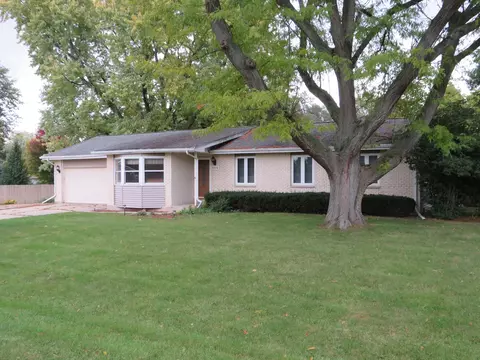 5599 S Greenland Dr, Rochelle, IL 61068