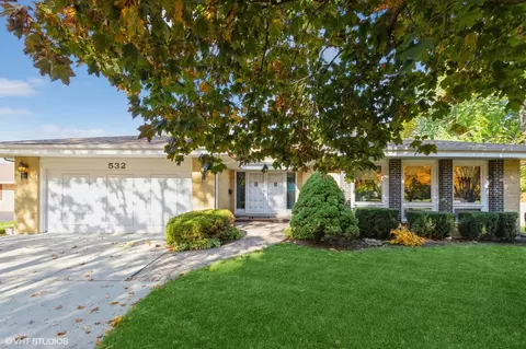 532 Stevenson Dr, Libertyville, IL 60048