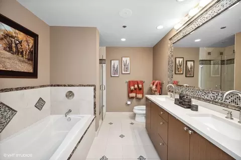 Bath - 60 E Monroe St #3901, Chicago, IL 60603 photo 2 of 4