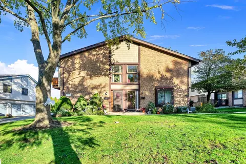 8239 Portsmouth Dr #B, Darien, IL 60561