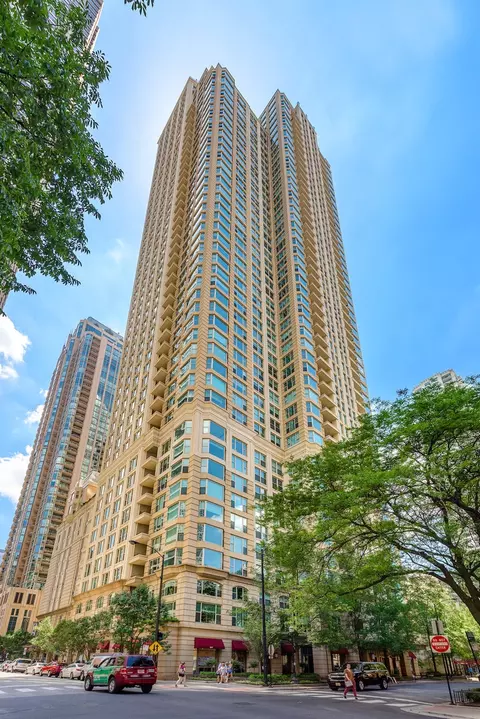25 E Superior St #801, Chicago, IL 60611