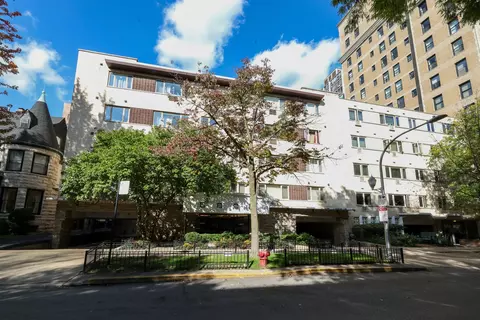 426 W Barry Ave #403, Chicago, IL 60657