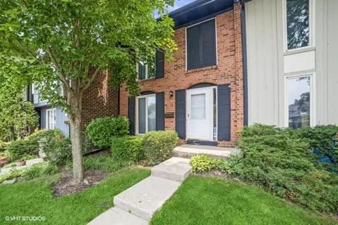 10 Garden Crescent Ct, Elgin, IL 60123