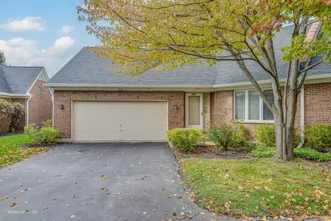 1610 E Avon Ct, Arlington Heights, IL 60004