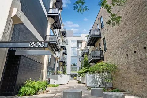 1800 W Grace St #112T, Chicago, IL 60613