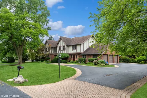 2420 Dorina Dr, Northfield, IL 60093