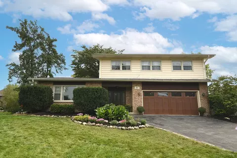 815 S Walnut St, Roselle, IL 60172