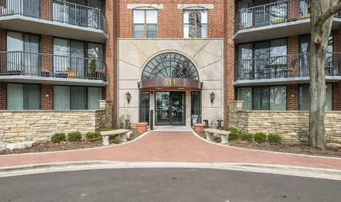 511 Aurora Ave #103, Naperville, IL 60540