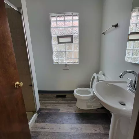 Bath - 11049 S Avenue L, Chicago, IL 60617 photo 1 of 2