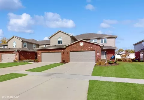 9402 Parkwood Ln, Tinley Park, IL 60487