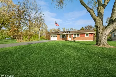 1077 West Dr, South Elgin, IL 60177