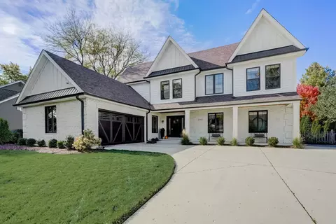 2046 Chatham Dr, Wheaton, IL 60189