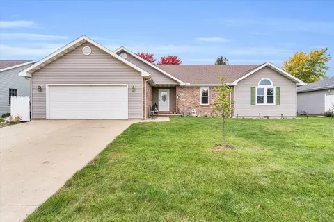 1006 N Possum Trl, Villa Grove, IL 61956