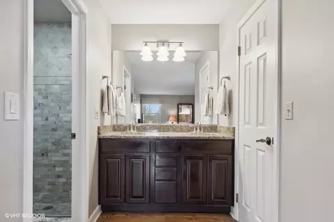 Bath - 1343 Devonshire Rd, Buffalo Grove, IL 60089 photo 2 of 4