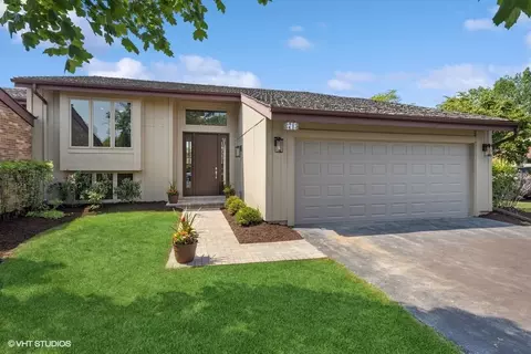 71 Briarwood Cir, Oak Brook, IL 60523