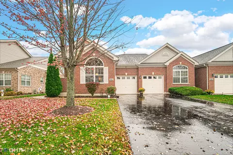 881 Eineke Blvd #881, Algonquin, IL 60102