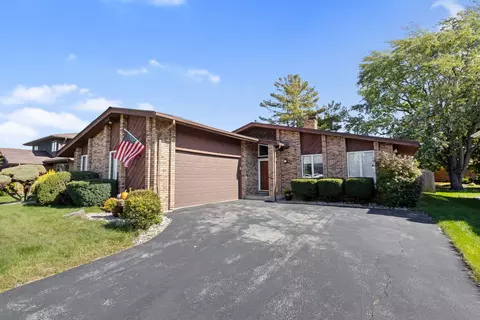 18361 Olde Farm Rd, Lansing, IL 60438