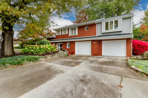 218 Fleetwood Dr, Bloomington, IL 61701