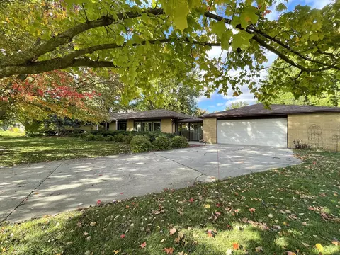 22 Holly Rd, Sterling, IL 61081
