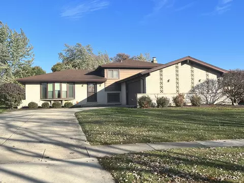7631 Appletree Ln, Willowbrook, IL 60527