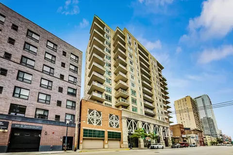 230 W Division St #904, Chicago, IL 60610