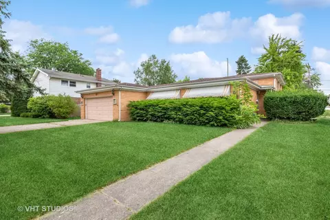 902 E Golfhurst Ave, Mount Prospect, IL 60056