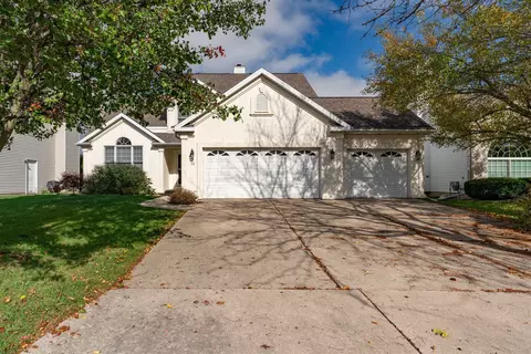 12 Prenzler Dr, Bloomington, IL 61704