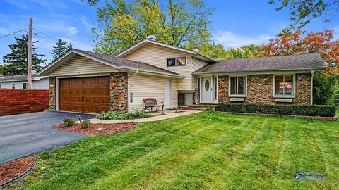 61 Brook Ln, Lindenhurst, IL 60046