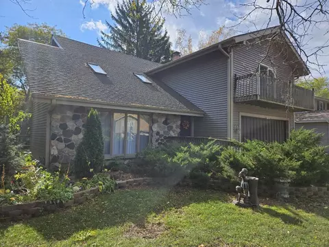 517 Monterey Dr, Crystal Lake, IL 60014