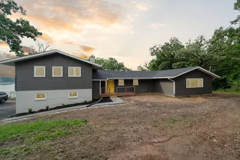 26040 N Midlothian Rd, Mundelein, IL 60060