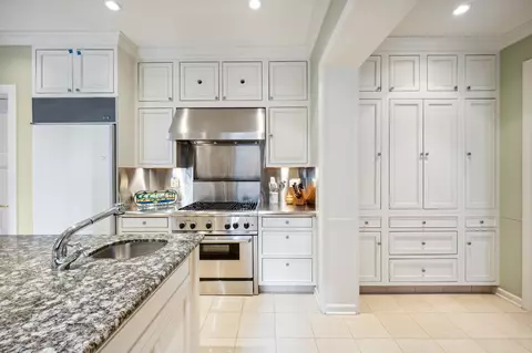 237 E Delaware Pl #7A, Chicago, IL 60611 photo 17
