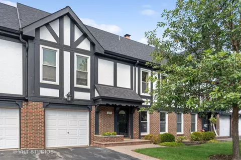 825 Garfield Ave, Libertyville, IL 60048