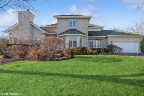 1111 Pine Oaks Cir, Lake Forest, IL 60045