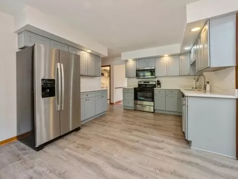 755 Ruth Dr, Elgin, IL 60123 photo 3