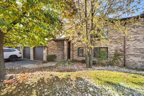 6282 Trinity Dr #1B, Lisle, IL 60532