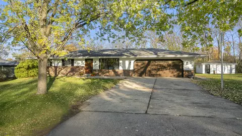 5696 Thompson Dr, Roscoe, IL 61073 photo 2