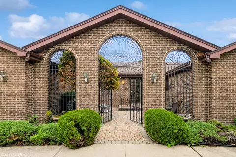 3720 Liberty Ln, Glenview, IL 60025