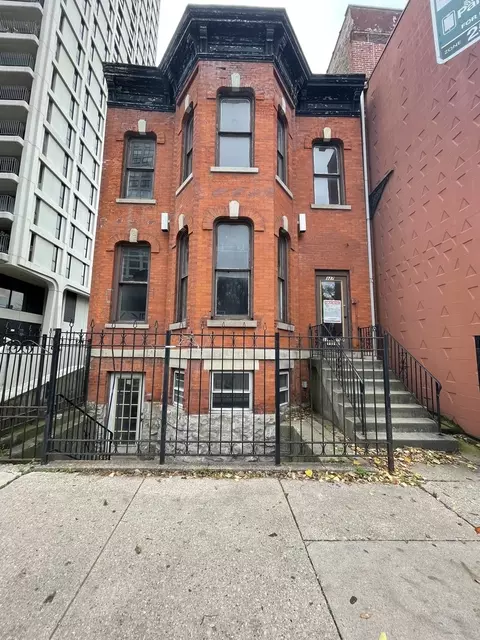 327 W Armitage Ave, Chicago, IL 60614