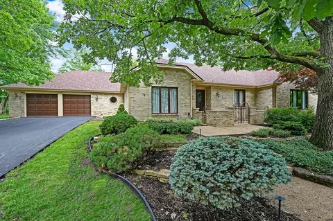 8130 Ridgepointe Dr, Burr Ridge, IL 60527