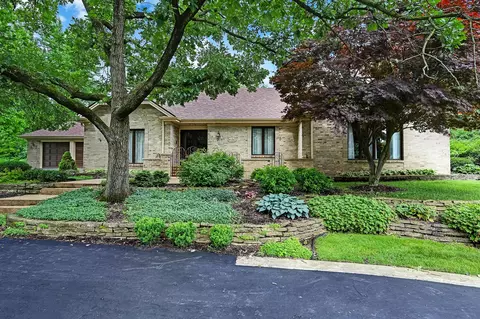 8130 Ridgepointe Dr, Burr Ridge, IL 60527 photo 2