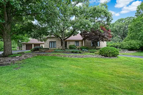 8130 Ridgepointe Dr, Burr Ridge, IL 60527 photo 3