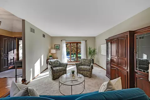 8130 Ridgepointe Dr, Burr Ridge, IL 60527 photo 13