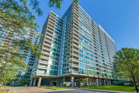 9715 Woods Dr #807, Skokie, IL 60077
