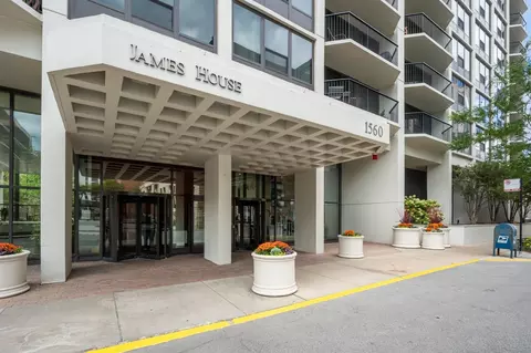 1560 N Sandburg Ter #4107J, Chicago, IL 60610