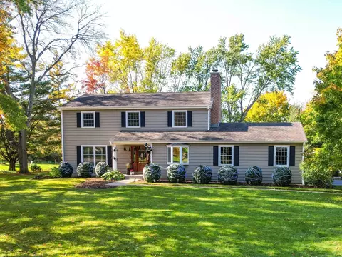 150 Wyngate Dr, Barrington, IL 60010