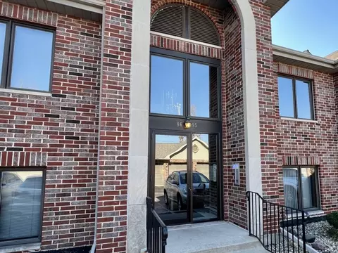 8695 W 111th St #2B, Palos Hills, IL 60465