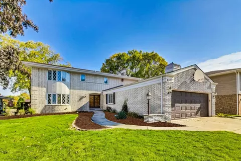 2807 Briarwood Dr W, Arlington Heights, IL 60005