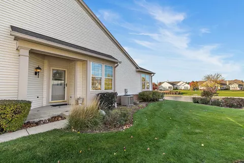 14 Twickenham Ct, Algonquin, IL 60102 photo 2