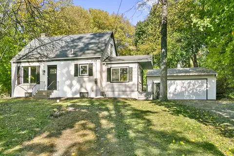 702 Ridgeland St, Fox River Grove, IL 60021