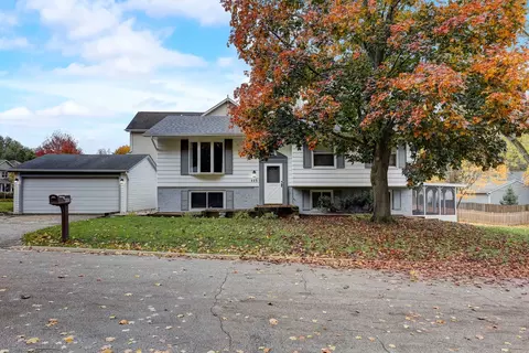 445 Glendale Pl, Mundelein, IL 60060